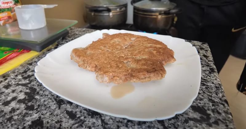 Golden-brown Omena 6000 pancakes on a plate